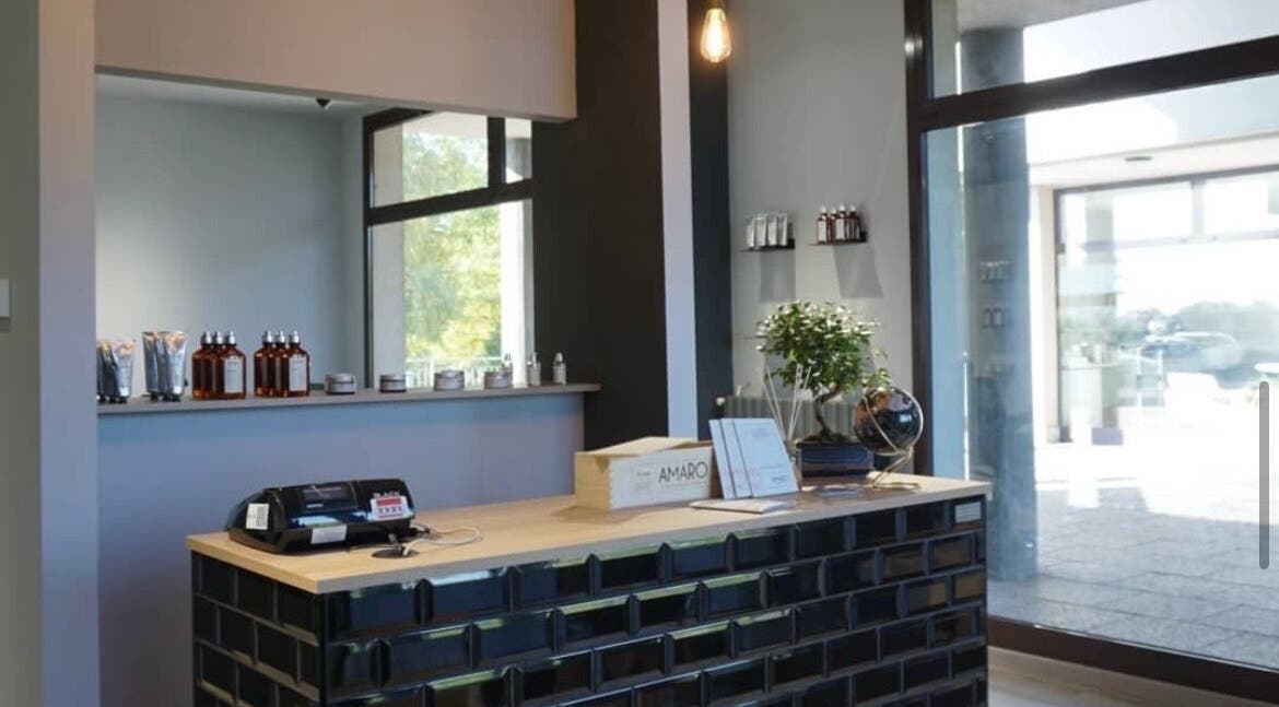 Reception moderna di Blend Barber Studio a Morazzone, Lombardia, IT, con arredi eleganti e dettagli raffinati.