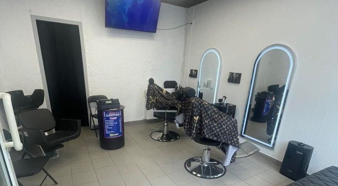 Intérieur moderne de Barber ZK à Boulogne-sur-Mer, Hauts-de-France, FR avec miroirs et chaises.