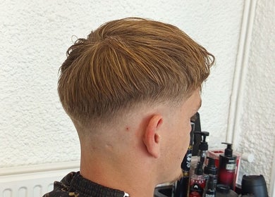 Jeune homme avec une coupe moderne chez Barber ZK à Boulogne-sur-mer, Hauts-de-france, FR.
