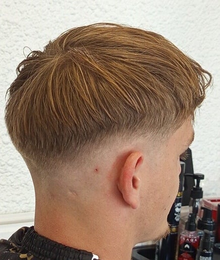 Jeune homme avec une coupe moderne chez Barber ZK à Boulogne-sur-mer, Hauts-de-france, FR.
