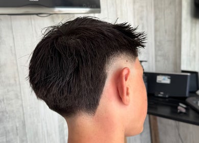 Coupe de cheveux moderne à Chez Dam’s, Garidech, Occitanie, FR, avec dégradé soigné sur les côtés.