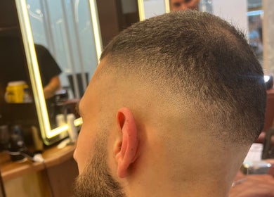 Coup de cheveux moderne chez Chez Dam’s, Garidech, Occitanie, FR avec un dégradé subtil.