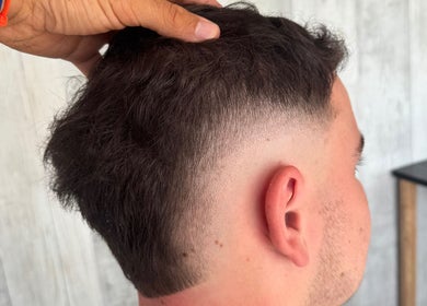 Coupe de cheveux élégante à Chez Dam’s, Garidech, Occitanie, FR, montrant une finition nette et moderne.