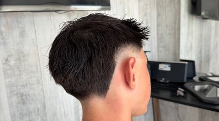 Coupe de cheveux moderne à Chez Dam’s, Pechbonnieu, Occitanie, FR, affichant un dégradé net.