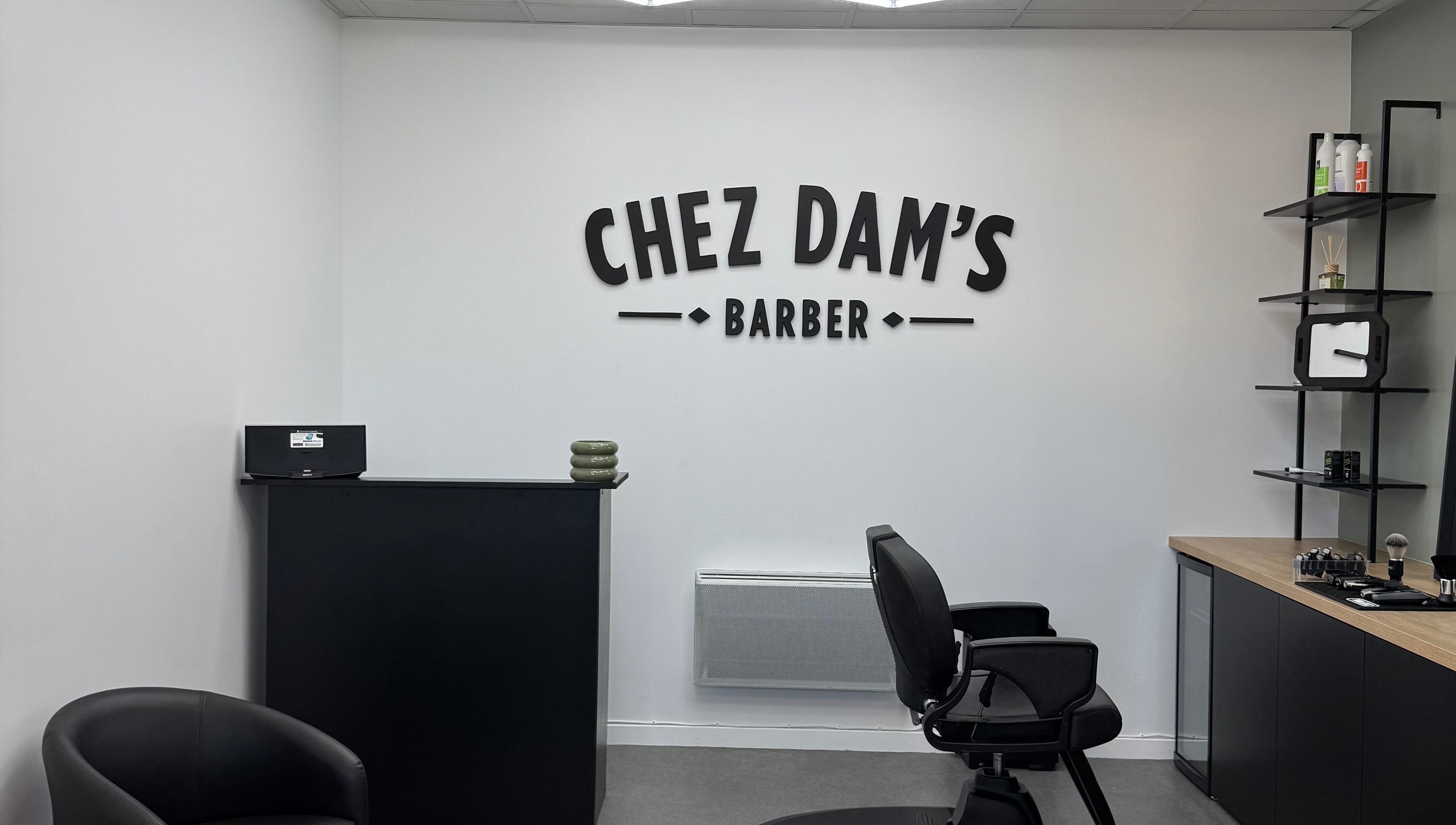 Intérieur moderne de Chez Dam’s à Pechbonnieu, Occitanie, FR, avec fauteuil et décor élégant.