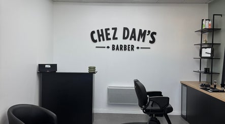 Intérieur moderne de Chez Dam’s à Pechbonnieu, Occitanie, FR, avec fauteuil et décor élégant.