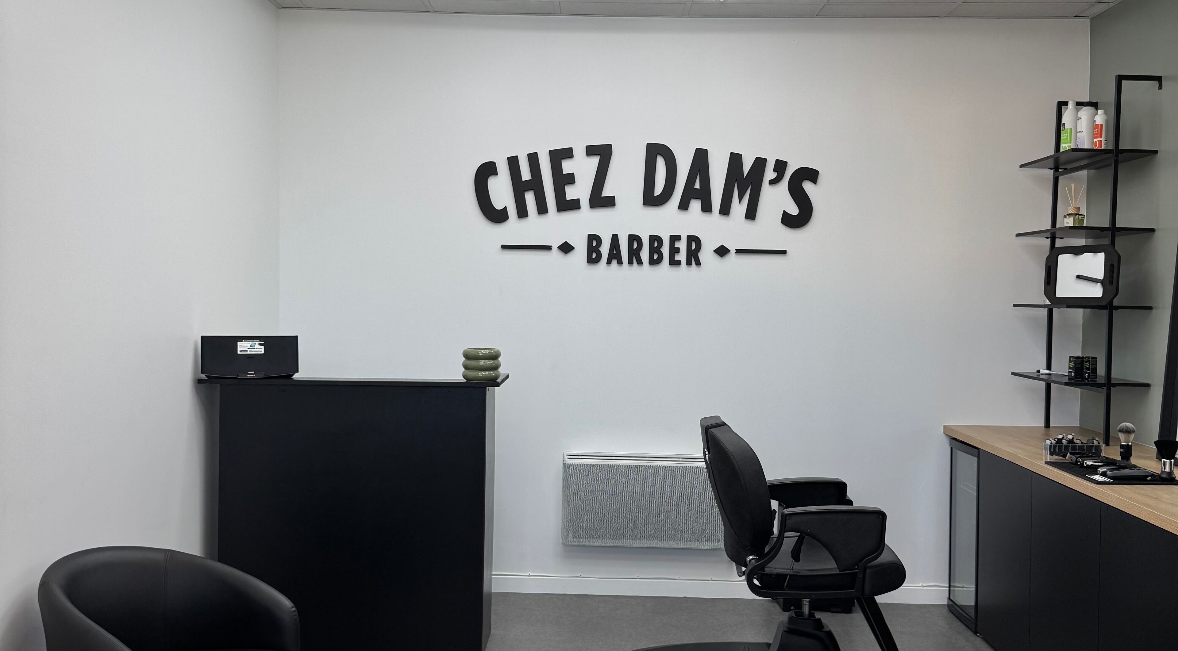 Intérieur moderne de Chez Dam’s à Pechbonnieu, Occitanie, FR, avec fauteuil et décor élégant.