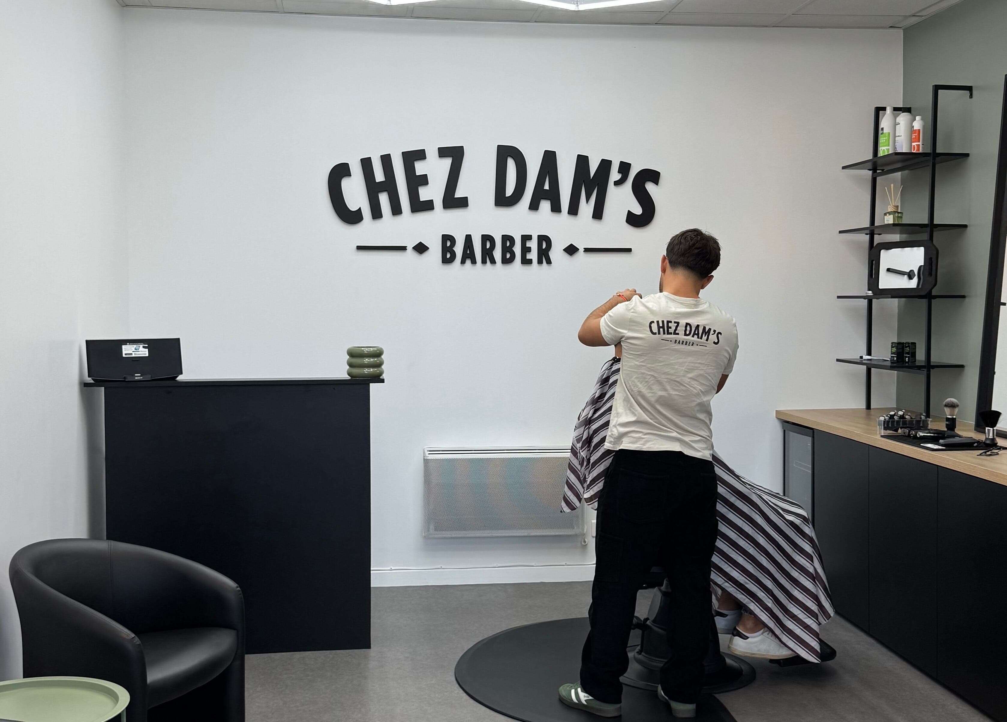 Chez Dam's Pechbonnieu: salon moderne avec coiffeur à l'œuvre, Occitanie, FR.