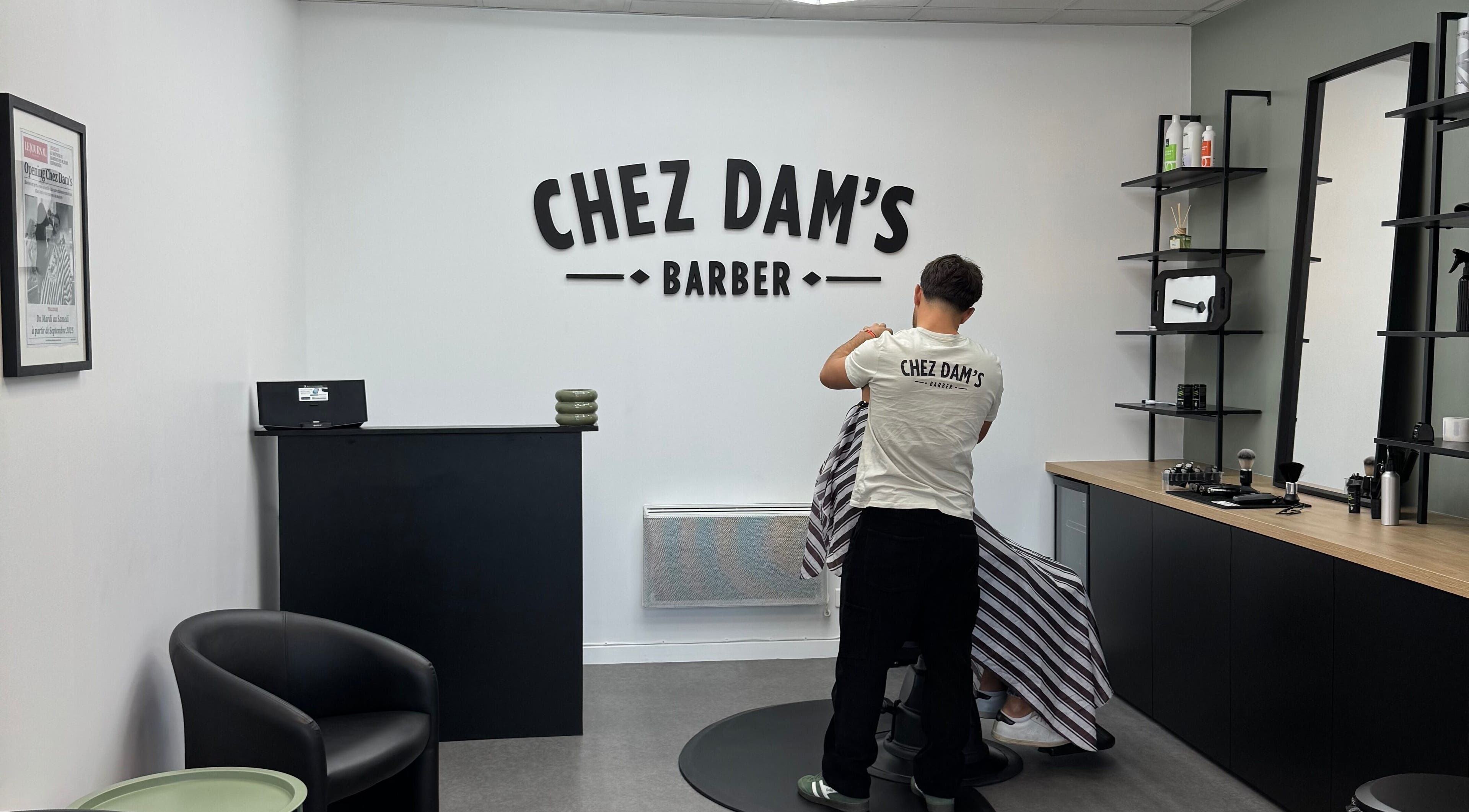Chez Dam's Pechbonnieu: salon moderne avec coiffeur à l'œuvre, Occitanie, FR.