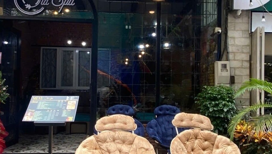 Mặt tiền Ola Spa tại Đà Nẵng, Đà Nẵng, VN với ghế thư giãn và thực đơn ngoài trời.