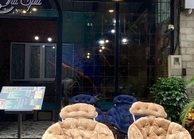 Mặt tiền Ola Spa tại Đà Nẵng, Đà Nẵng, VN với ghế thư giãn và thực đơn ngoài trời.