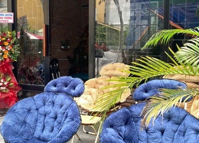 Ghế thư giãn tại Ola spa, Đà Nẵng, Đà Nẵng, VN tạo không gian thư giãn cùng hoa tươi rực rỡ.