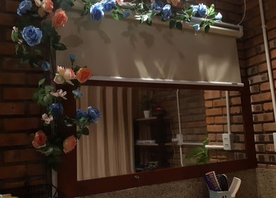 Gương được trang trí hoa tại Ola Spa, Đà Nẵng, Đà Nẵng, VN, tạo không gian thư giãn tinh tế.