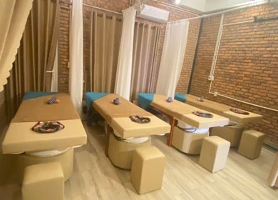 Phòng massage thư giãn tại Ola spa, Đà Nẵng, Đà Nẵng, VN với bàn trị liệu và không gian ấm cúng.
