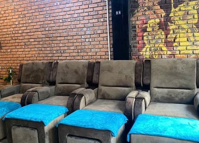 Ghế sofa thư giãn tại Ola spa, Đà Nẵng, Đà Nẵng, VN. Nội thất thoải mái cho trải nghiệm spa tuyệt vời.