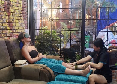 Khách hàng thư giãn tại Ola Spa ở Đà Nẵng, Đà Nẵng, VN với dịch vụ massage chân cao cấp.