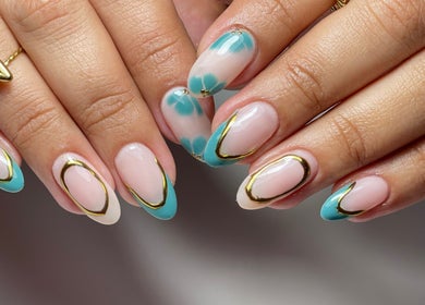 Diseño de uñas sofisticado con detalles en dorado en Nicole.nails, Antofagasta, Antofagasta, CL.