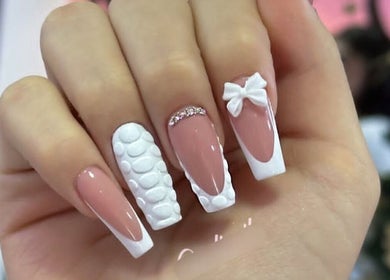 Manicura elegante con diseño en Nicole.nails, Antofagasta, Antofagasta, CL. Uñas con detalles blancos y brillantes.