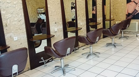 Intérieur chic de Severine Coiffure à Saint-séverin, Nouvelle-aquitaine, FR avec fauteuils modernes.