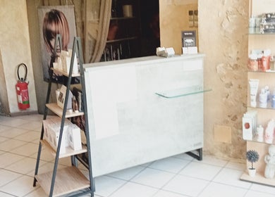 Accueil élégant chez Severine Coiffure, Saint-séverin, Nouvelle-aquitaine, FR avec produits de beauté.