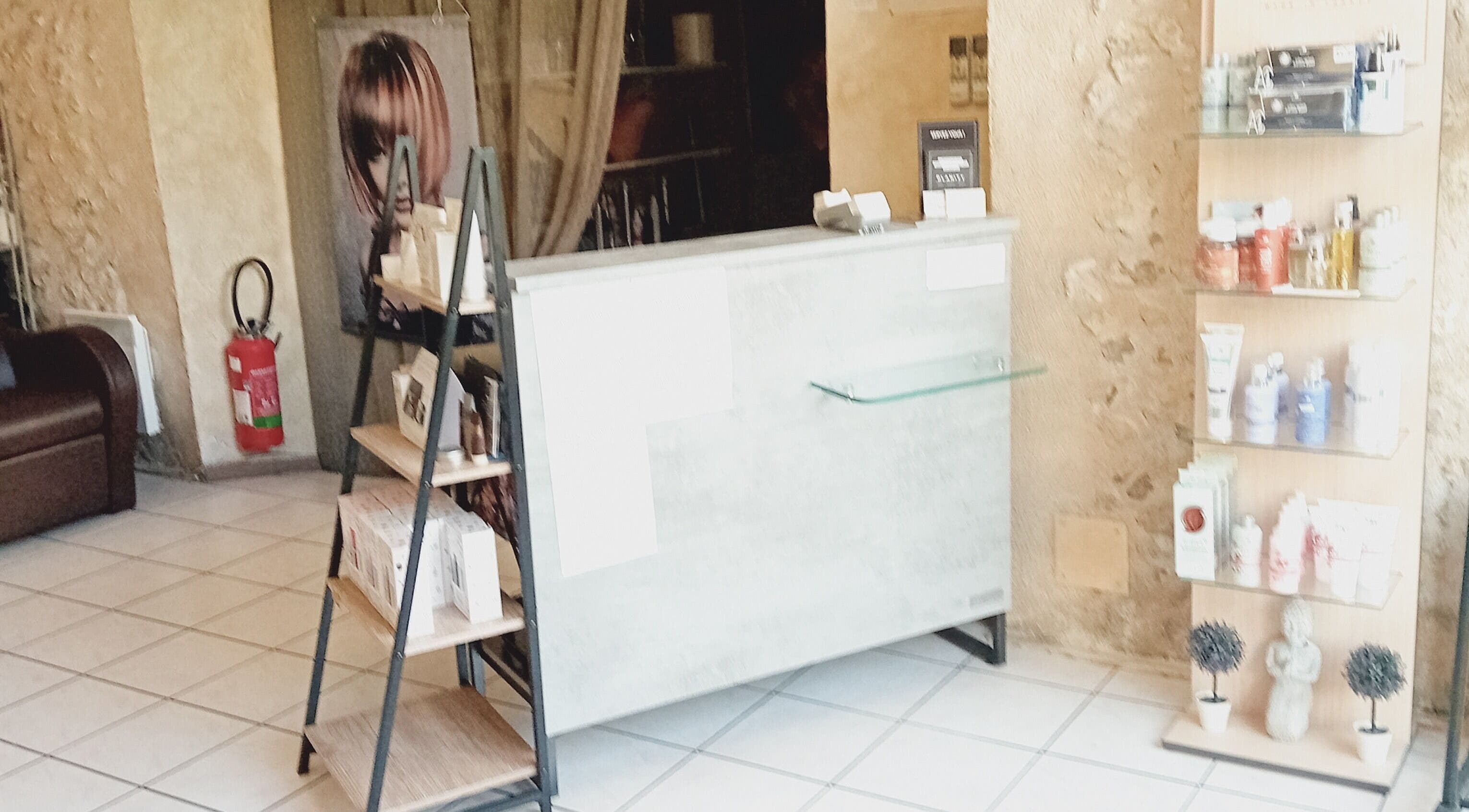 Accueil élégant chez Severine Coiffure, Saint-séverin, Nouvelle-aquitaine, FR avec produits de beauté.