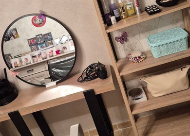 Coin beauté chez Britta's Nails à Châteaubernard, Nouvelle-Aquitaine, FR avec miroir et produits.