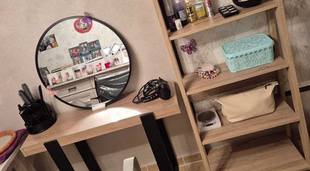 Coin beauté chez Britta's Nails à Châteaubernard, Nouvelle-Aquitaine, FR avec miroir et produits.