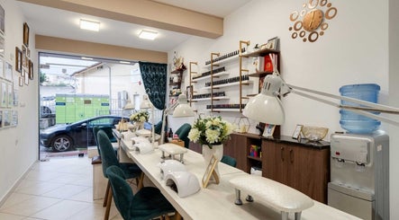Интериор на Eximie Beauty Center в Сандански, Благоевград, BG. Модерен салон с уютна атмосфера.