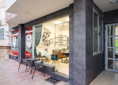 Елегантен вход на Eximie Beauty Center в Сандански, Благоевград, BG, предлагащ луксозни услуги.