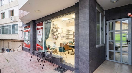 Елегантен вход на Eximie Beauty Center в Сандански, Благоевград, BG, предлагащ луксозни услуги.