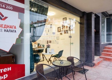 Прозорецът на Eximie Beauty Center, Сандански, Благоевград, BG, с уютни седалки и представени услуги.