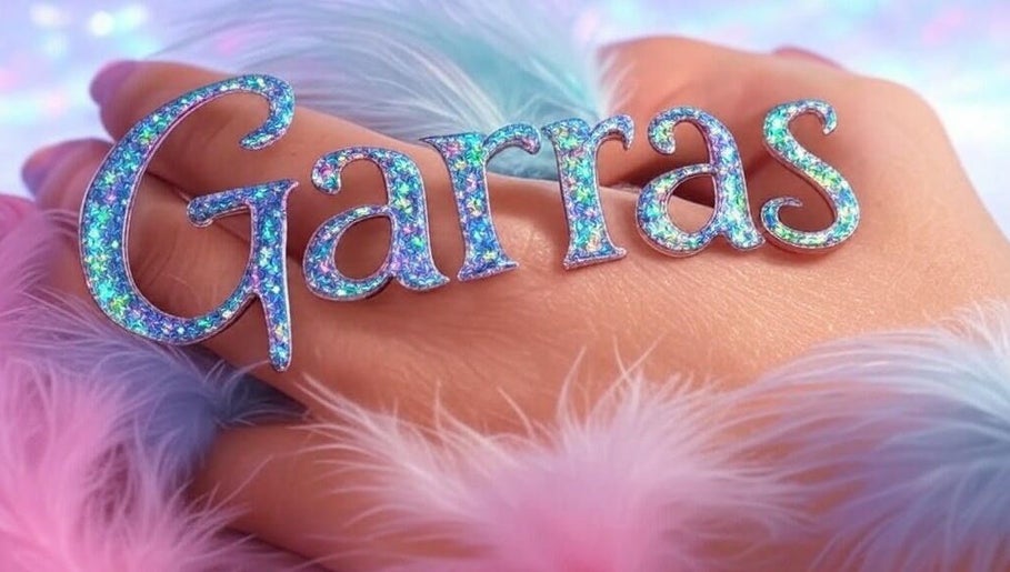 Mano decorada con letras brillantes en Garras Creative Nails by Pily García, Madras, Oregon, US.