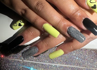 Diseño de uñas con negro, gris, y verde lima en Garras Creative Nails by Pily García, Madras, Oregon, US.