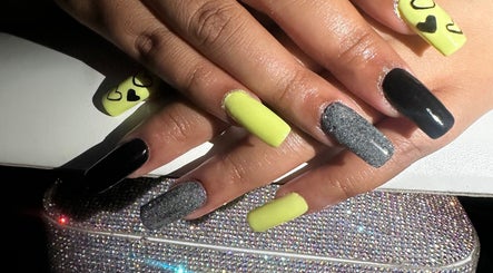 Diseño de uñas con negro, gris, y verde lima en Garras Creative Nails by Pily García, Madras, Oregon, US.