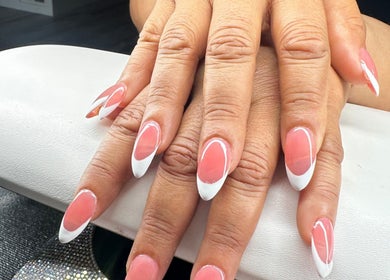 Manicura francesa en Garras Creative Nails by Pily García, Madras, Oregon, US.