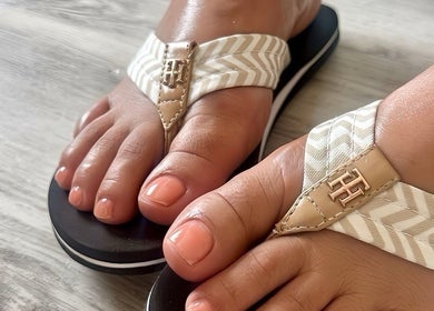 Pedicura brillante en Garras Creative Nails by Pily García, Madras, Oregon, US. Elegancia y cuidado personal.