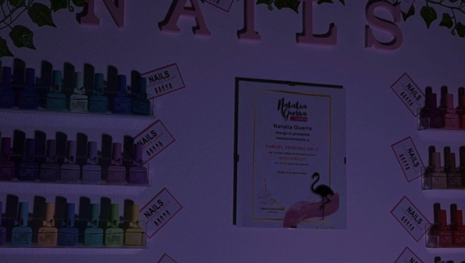Exhibición de esmaltes vibrantes en Nails kalon, Sevilla, Andalucía, ES, destacando su variedad.