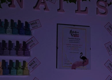 Exhibición de esmaltes vibrantes en Nails kalon, Sevilla, Andalucía, ES, destacando su variedad.