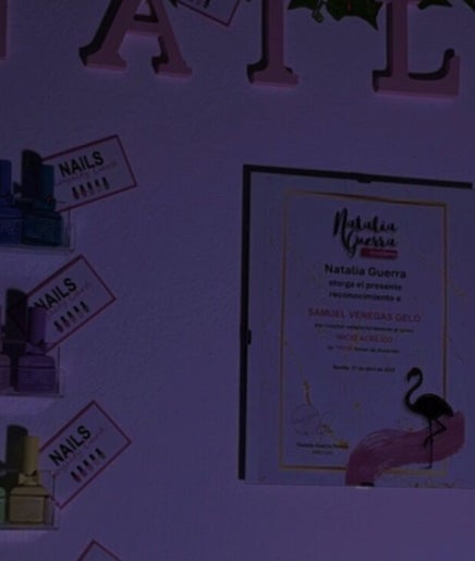 Exhibición de esmaltes vibrantes en Nails kalon, Sevilla, Andalucía, ES, destacando su variedad.