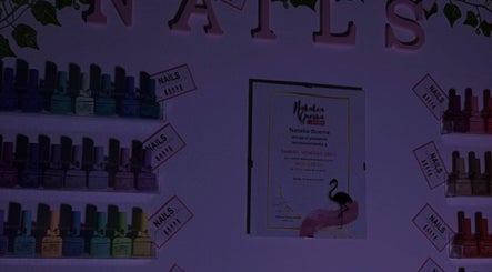 Exhibición de esmaltes vibrantes en Nails kalon, Sevilla, Andalucía, ES, destacando su variedad.