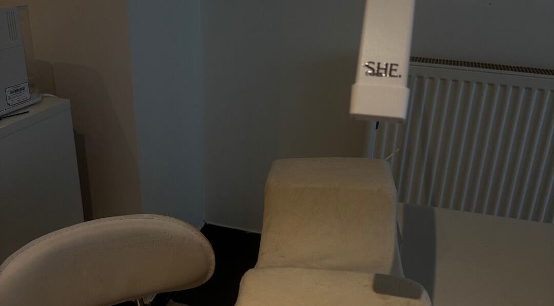Sala de tratamento elegante em She Lashes, Schaerbeek, Bruxelles, BE. Espaço confortável para cuidados pessoais.