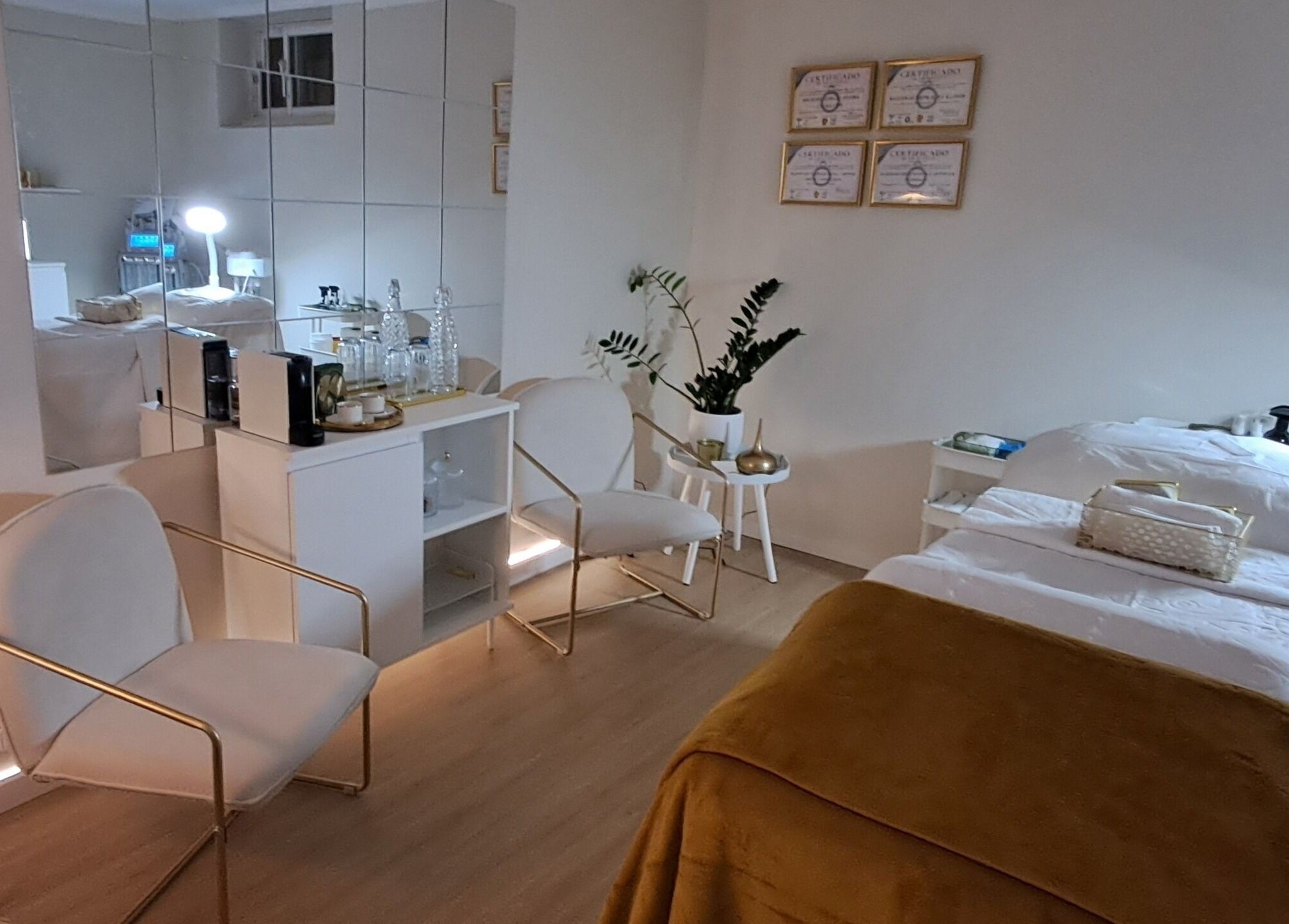 Sala de tratamento relaxante no Silk Lab em Queluz, Lisboa, PT, com decoração elegante e ambiente acolhedor.