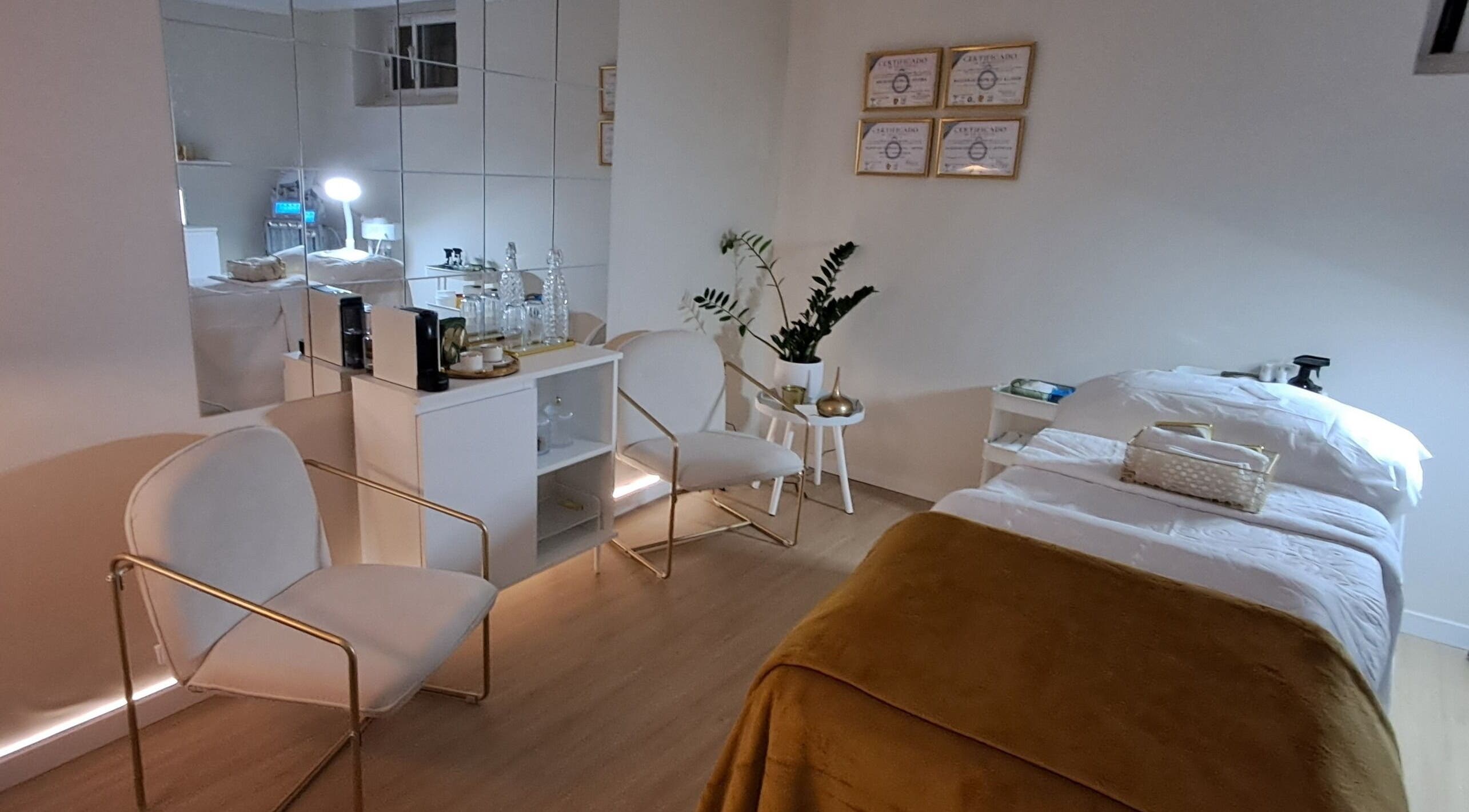 Sala de tratamento relaxante no Silk Lab em Queluz, Lisboa, PT, com decoração elegante e ambiente acolhedor.