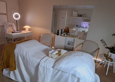 Sala de tratamento elegante no Silk Lab em Queluz, Lisboa, PT, com decoração suave e iluminação acolhedora.