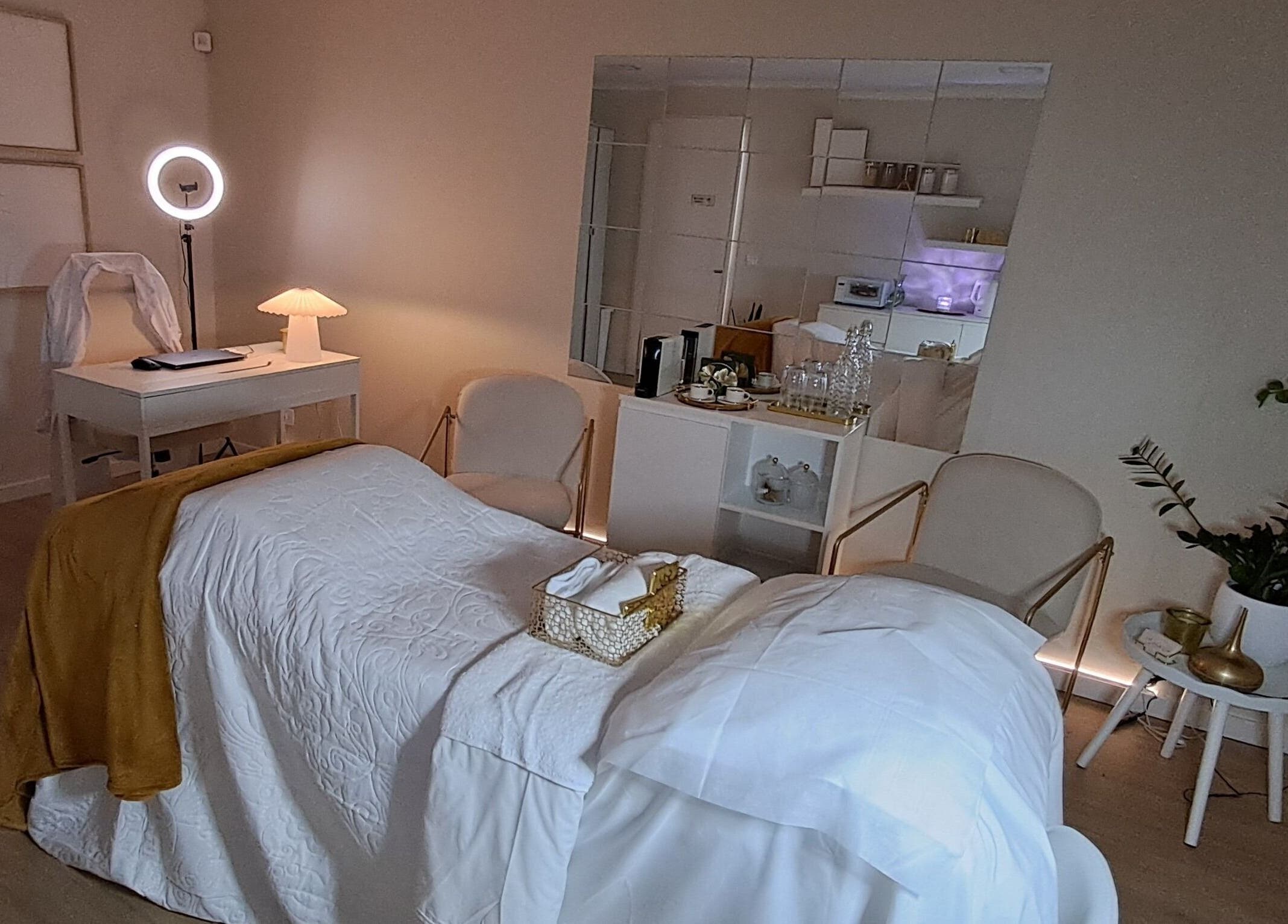 Sala de tratamento elegante no Silk Lab em Queluz, Lisboa, PT, com decoração suave e iluminação acolhedora.