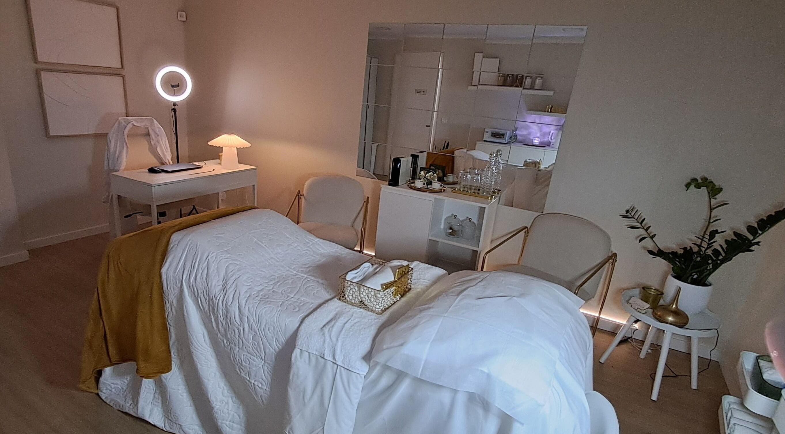 Sala de tratamento elegante no Silk Lab em Queluz, Lisboa, PT, com decoração suave e iluminação acolhedora.