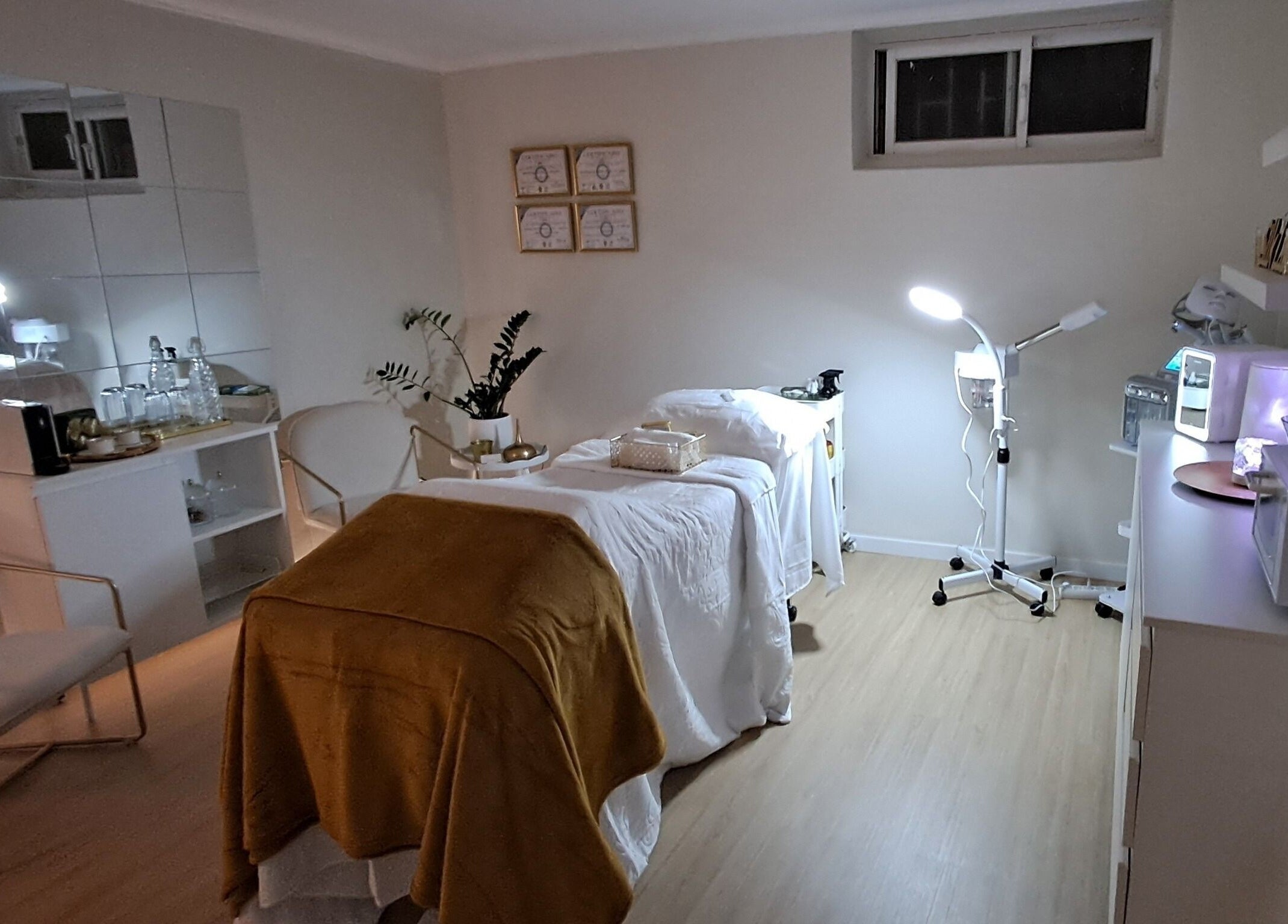 Sala de tratamento acolhedora no Silk Lab, Queluz, Lisboa, PT com cama confortável e iluminação suave.