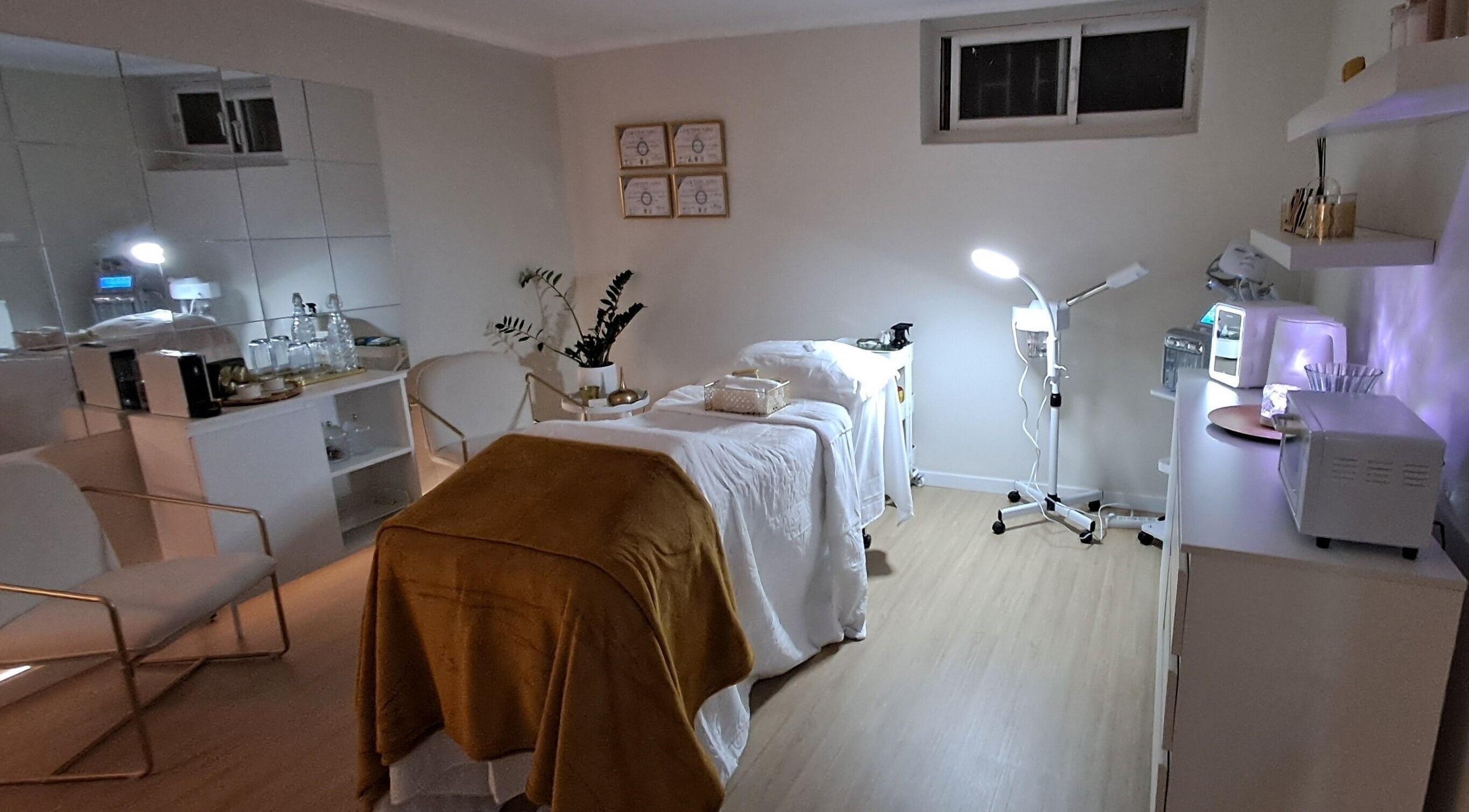 Sala de tratamento acolhedora no Silk Lab, Queluz, Lisboa, PT com cama confortável e iluminação suave.