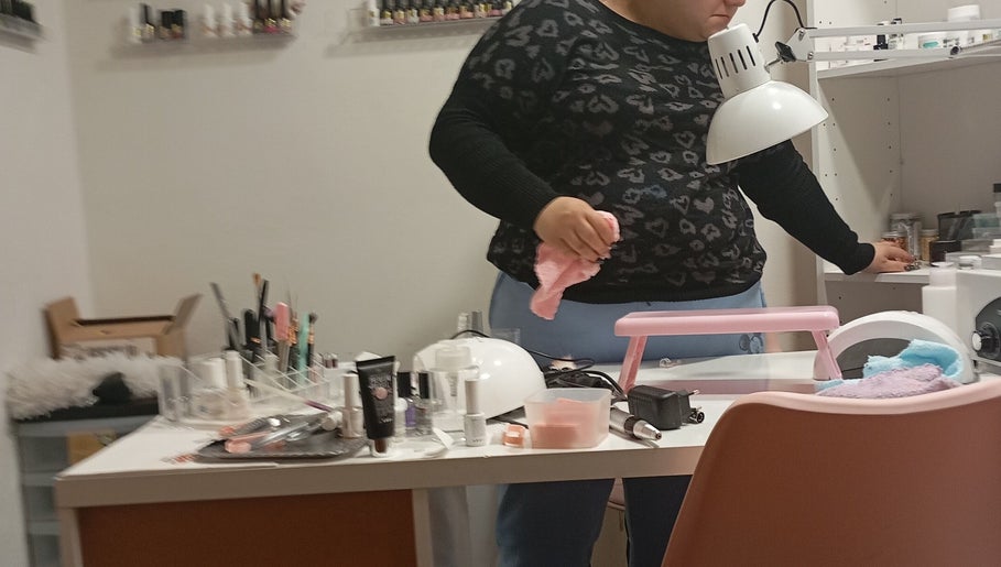 Mesa de trabajo en Nagelstudio Susana, Girona, Cataluña, ES con herramientas de manicura y lámpara UV.