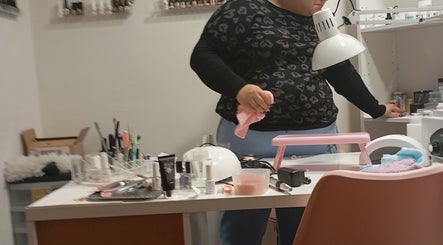 Mesa de trabajo en Nagelstudio Susana, Girona, Cataluña, ES con herramientas de manicura y lámpara UV.